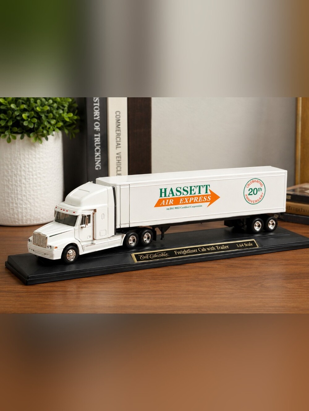 ERTL Collectibles Hassett Air Express Freightliner Cab Trailer 1:64 Die Cast